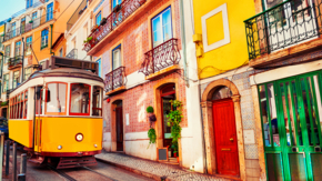 Portugal Lissabon Altstadt Straßenbahn Foto iStock Olga Gavrilova.jpg